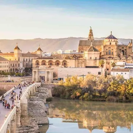 Con Jardin Y Piscina En *