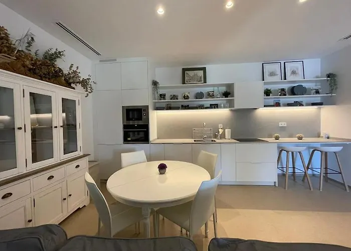 Con Jardin Y Piscina En *