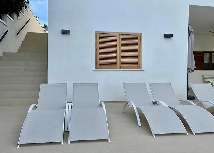 Con Jardin Y Piscina En Cordoue