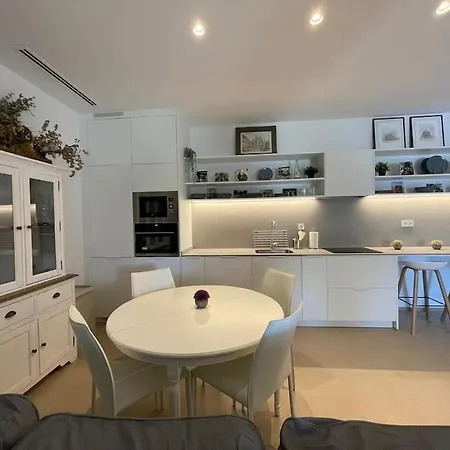 Con Jardin Y Piscina En *