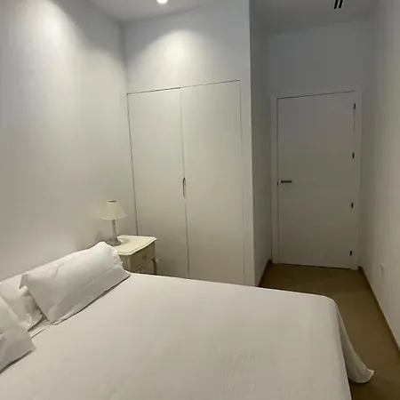 Con Jardin Y Piscina En 아파트 *