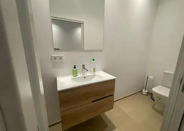 Con Jardin Y Piscina En