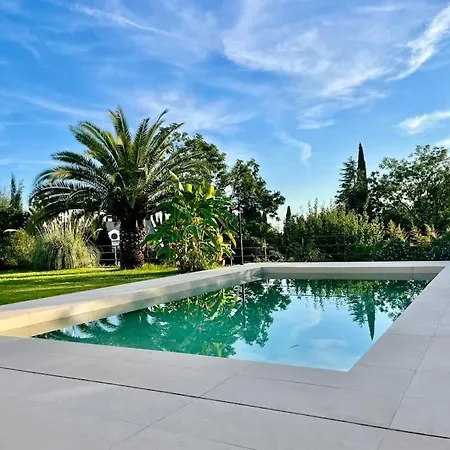 Con Jardin Y Piscina En