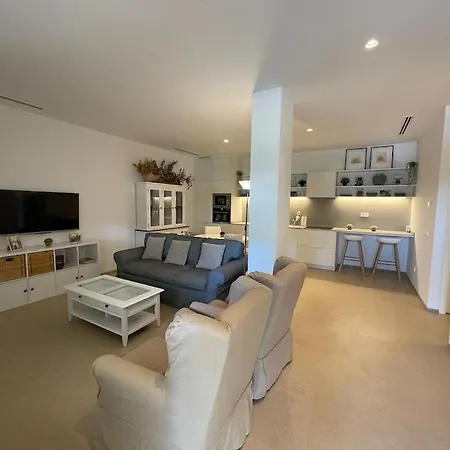 Con Jardin Y Piscina En *