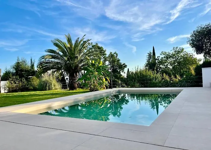 Con Jardin Y Piscina En