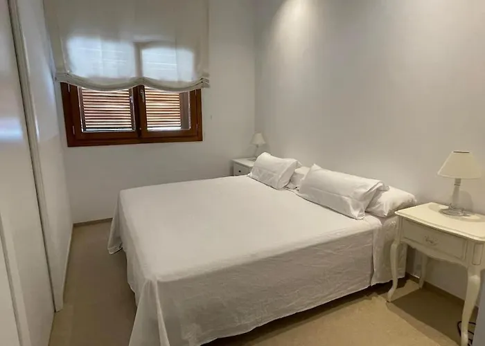 Con Jardin Y Piscina En Διαμέρισμα